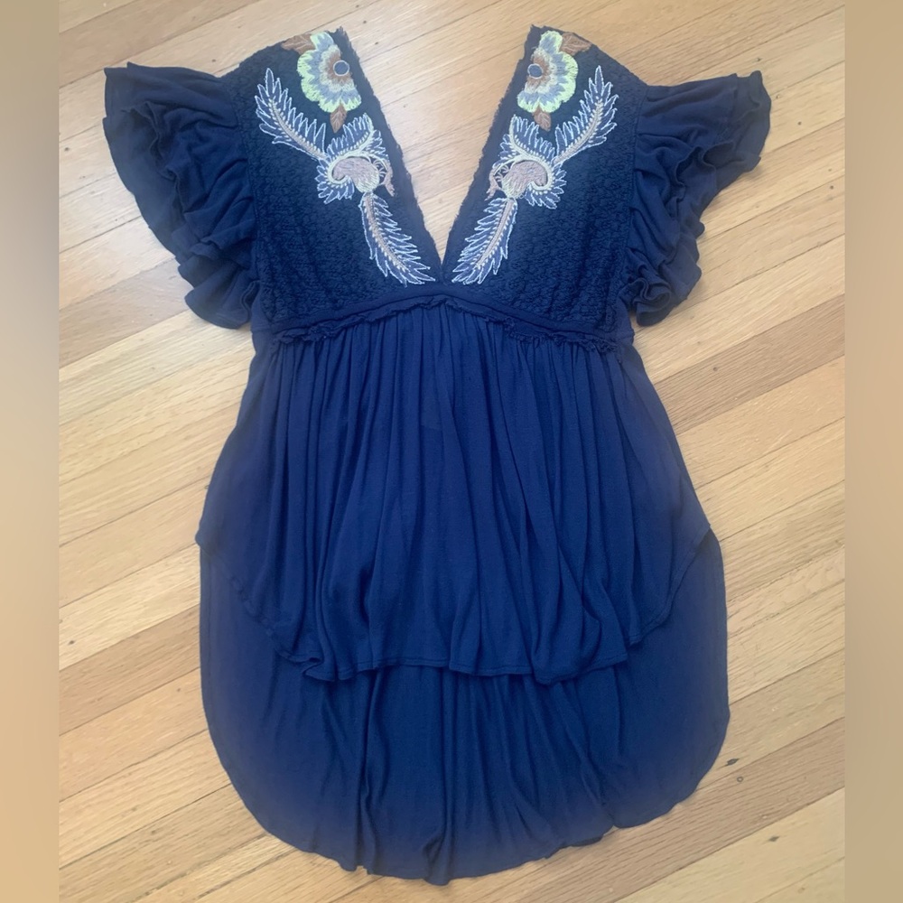 EUC FREE PEOPLE NAVY-BLUE FLORAL FLUTED HI-LOW DEEP V-NECK BLOUSE SIZE XS/FITS S - Picture 4 of 14